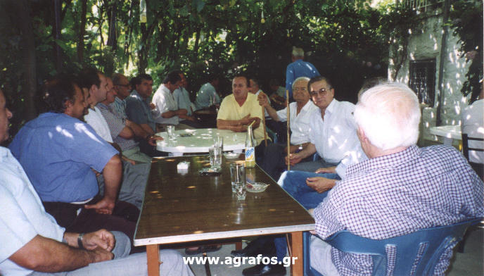 Καλοκαιράκι στο καφενείο του χωριού